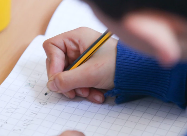 英语和数学GCSE不及格的学生中有一半落后于5岁