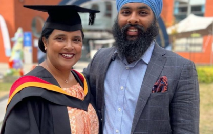 母亲与儿子在同一周毕业并获得一等学位
