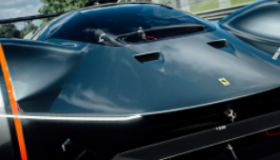 法拉利VisionGranTurismo是一款令人惊叹的单座跑车配备混合动力双涡轮增压V6
