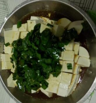 小葱拌豆腐 一清二白的做法步骤，小葱拌豆腐 一清二白的家常做法