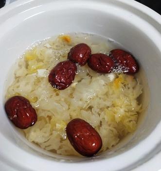 银耳莲子红枣汤的做法步骤，银耳莲子红枣汤的家常做法