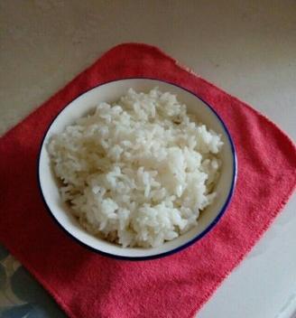 电饭锅焖米饭的做法步骤，电饭锅焖米饭的家常做法