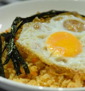 韩国泡菜炒饭的做法步骤，韩国泡菜炒饭的家常做法