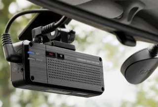 Thinkware Q200行车记录仪独特的旋转后置摄像头可提供全方位视野
